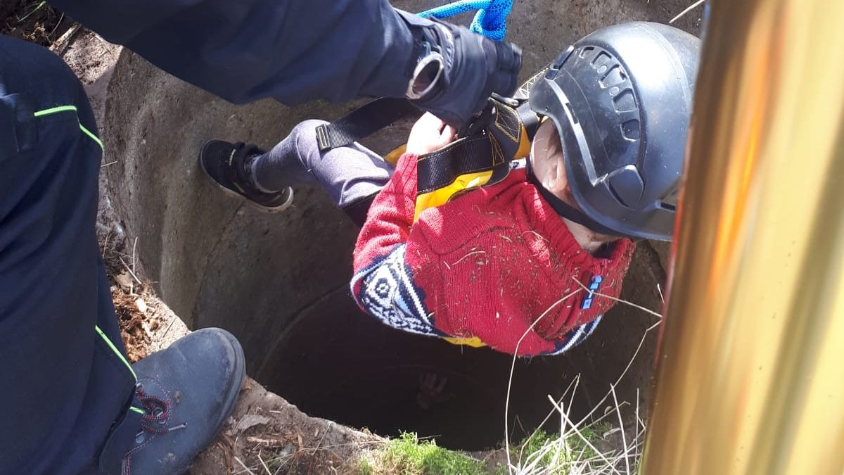 Hasiči zachránili dítě z pětimetrové studny